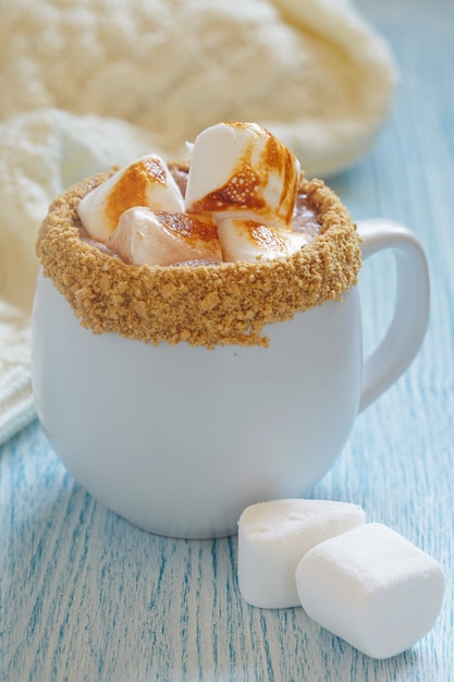 Smores de chocolate quente com marshmallo torrado e biscoito de graham