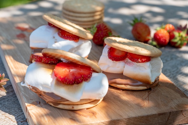 Smores de sobremesa com marshmallow e morango