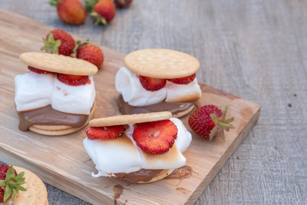 Smores de sobremesa com marshmallow e morango