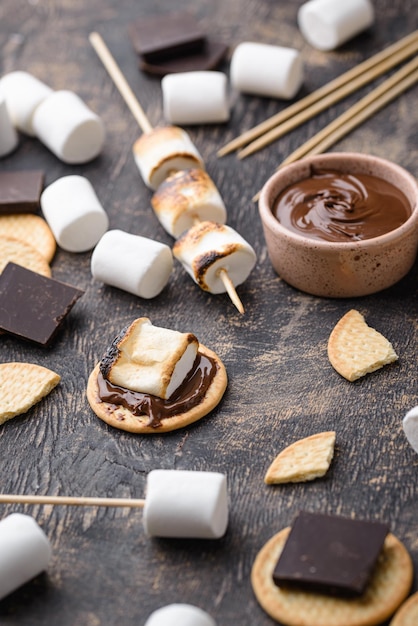 Smores con malvavisco chocolate y galletas