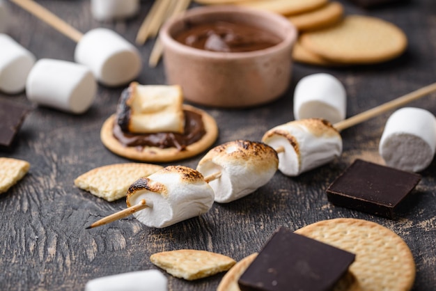 Smores con malvavisco chocolate y galletas