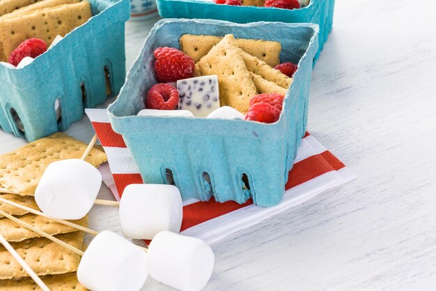 Smores mit weißer Schokolade und frischen Himbeeren.