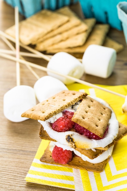 Smores mit weißer Schokolade und frischen Himbeeren.