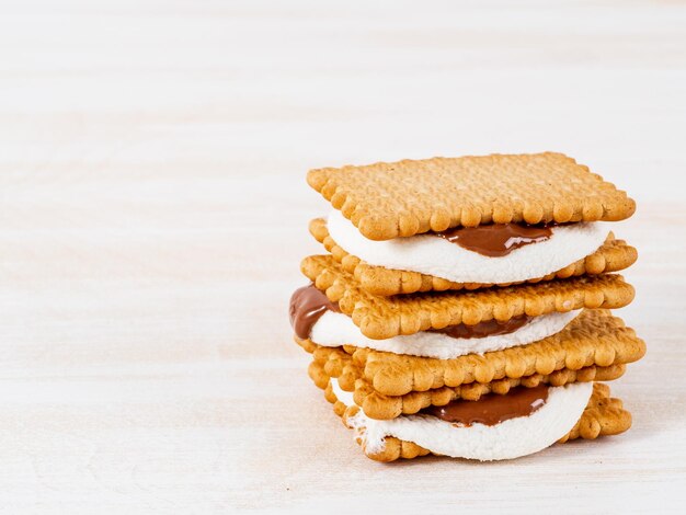 Foto smores sanduíches de marshmallow biscoitos de chocolate doce americanos tradicionais