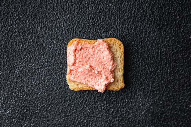 Smorrebrod capelin huevas de caviar sándwich de comida sana dieta snack en la mesa copia espacio comida
