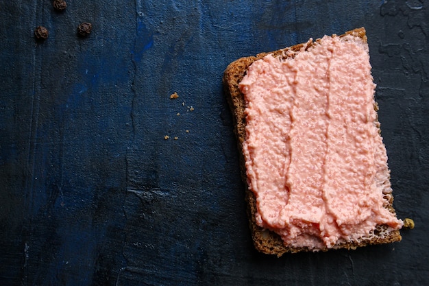 Smorrebrod Capelin Kaviarsandwich und gesalzener Lachs Meeresfrüchte Pastete oder Rillettes Fisch