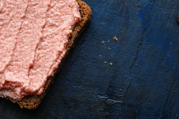 Smorrebrod Meeresfrüchte Capelin Kaviar Sandwich und gesalzener Lachs oder Rillettes Fisch