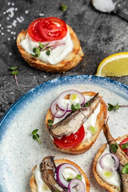 Smorrebrod de sándwich con espadines, tomates y queso crema Fondo de recetas de alimentos Cerrar