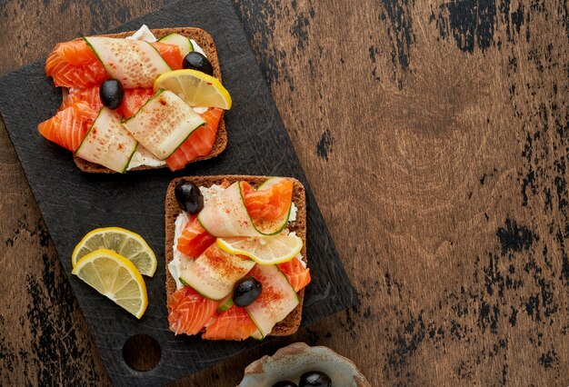 Smorrebrod - traditionelle dänische Sandwiches. Schwarzes Roggenbrot mit Lachs, Frischkäse