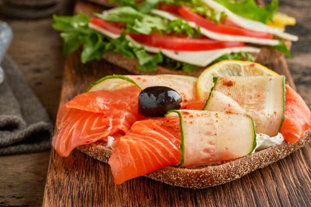 Smorrebrod - traditionelle dänische Sandwiches. Schwarzes Roggenbrot mit Lachs, Frischkäse