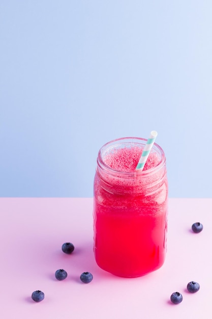 Smothie de sandía en frasco de albañil con rebanadas de sandía Smoothies de sandía y arándanos