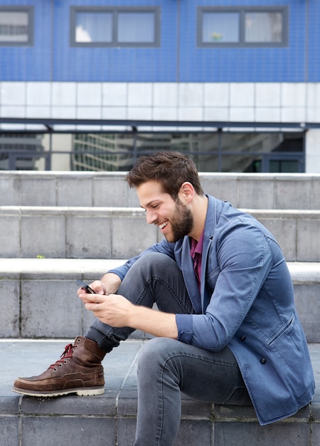 SMS-Nachrichten des jungen Mannes am Handy