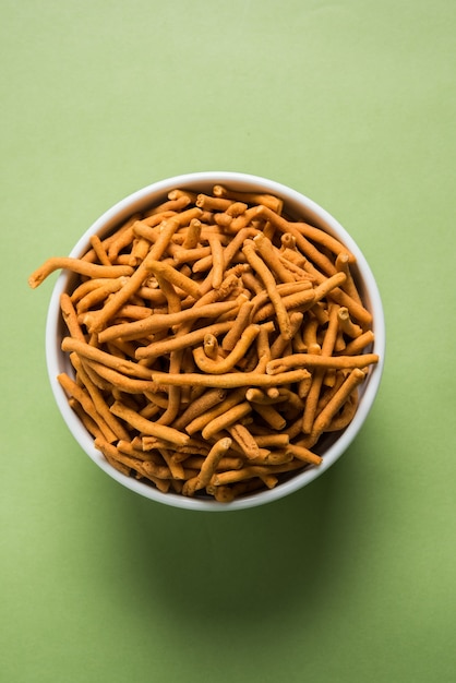 El snack Aloo Sev o Namkeen está hecho de puré de papas, harina de garbanzo y especias, enfoque selectivo