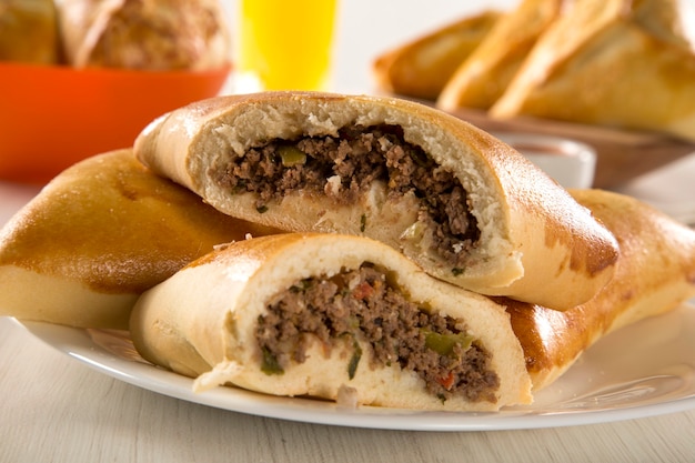 Snack brasileiro Esfiha de Carne na mesa