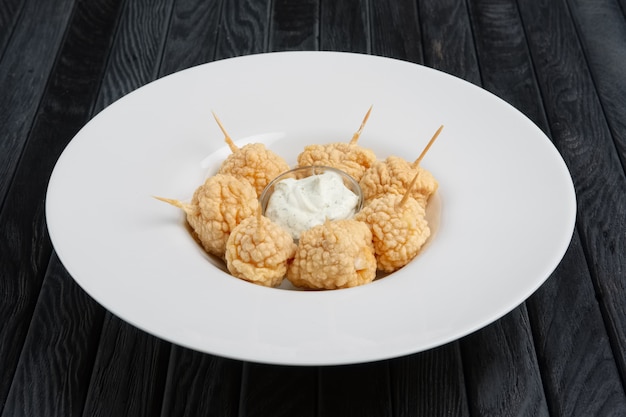 Snack para cerveza - Bolas de queso fritas con salsa.