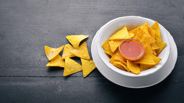 Snack para cerveza Chips Sobre un fondo de madera Vista superior Espacio libre para su texto