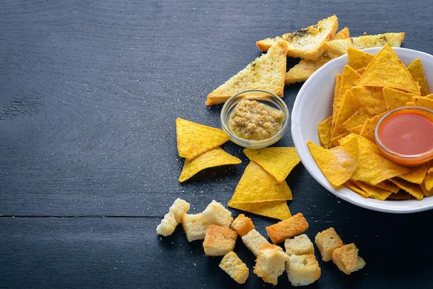 Snack para cerveza Chips Sobre un fondo de madera Vista superior Espacio libre para su texto