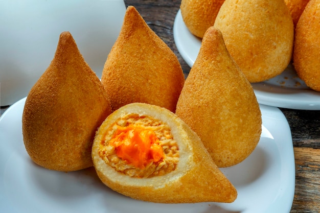 Snack coxinha brasileira, carne-seca com cheddar