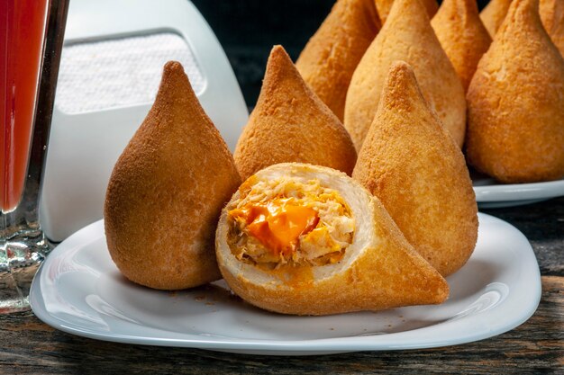 Snack coxinha brasileira, carne-seca com cheddar