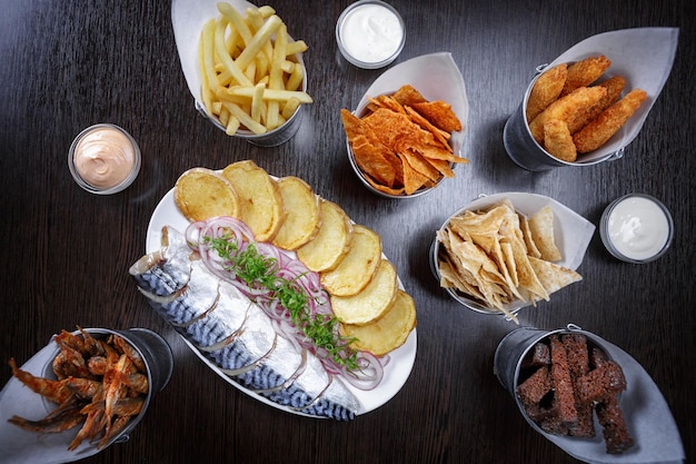 Snack für Bier gebratene Fischchips Nuggets Croutons Hering auf dunklem Hintergrund