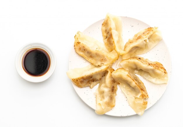 Snack gyoza o albóndigas japonés con salsa de soja