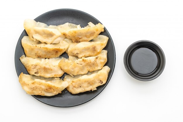 Snack gyoza o albóndigas japonés con salsa de soja