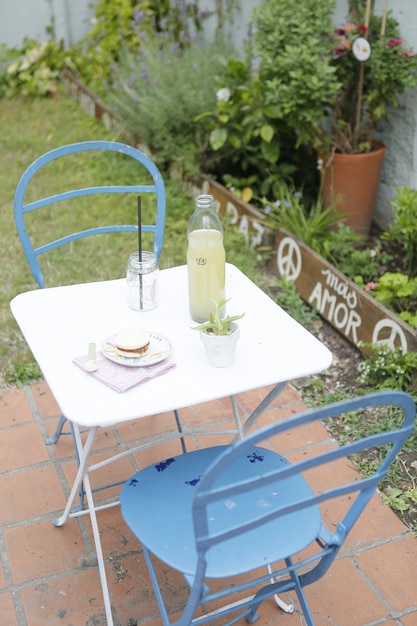 Snack, Limonade und Gebäck auf dem Tisch im rustikalen Garten