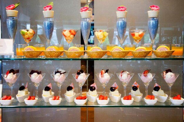 Snack de postre dulce y línea de pasteles en el servicio de buffet de comida para la gente que come en el restaurante del hotel en Bangkok, Tailandia