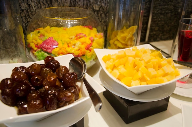 Snack de postre dulce y línea de pasteles en el servicio de buffet de comida para la gente que come en el restaurante del hotel en Bangkok, Tailandia