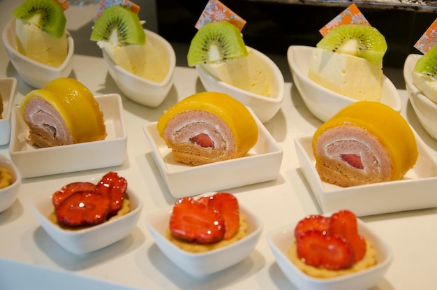 Snack de postre dulce y línea de pasteles en el servicio de buffet de comida para la gente que come en el restaurante del hotel en Bangkok, Tailandia