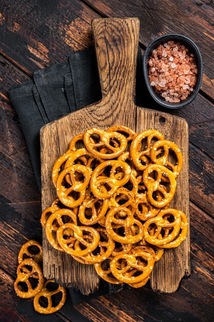 Snack Pretzel crujiente salado sobre tabla de madera Fondo de madera Vista superior