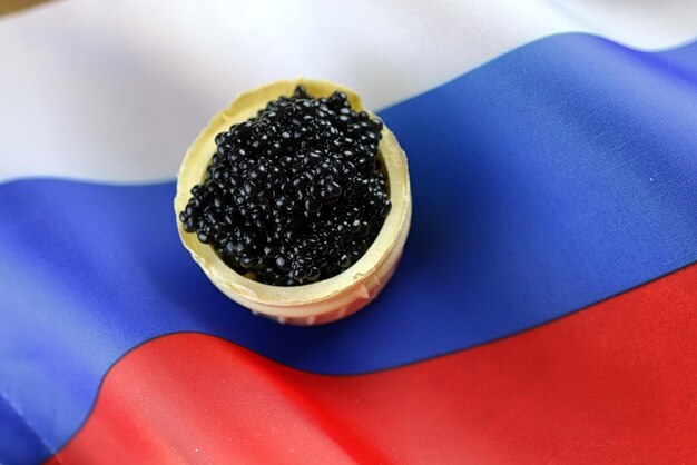 Snack tradicional ruso caviar negro sobre un fondo de madera