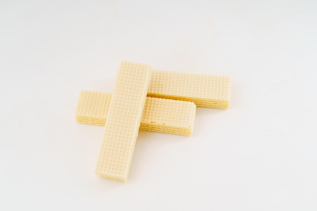 Snack-Wafer-Kekse auf weißem Hintergrund