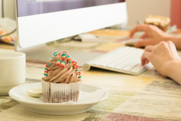 Snacking tortas en el lugar de trabajo.