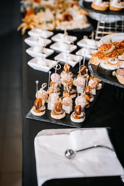 Snacks auf einem schwarzen Tischbuffet