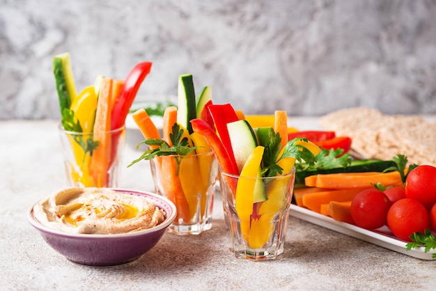 Snacks-Bar Gemüsesticks und Hummus