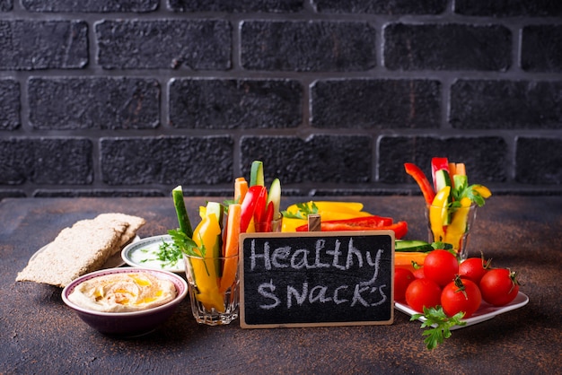 Snacks bar. Palitos de verduras y hummus