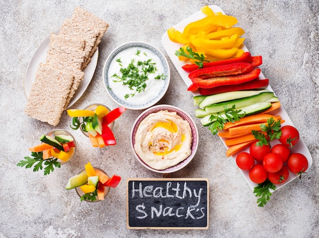 Snacks bar. Palitos de verduras y hummus.