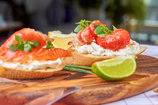 Snacks con camarones, pescado y aguacate.