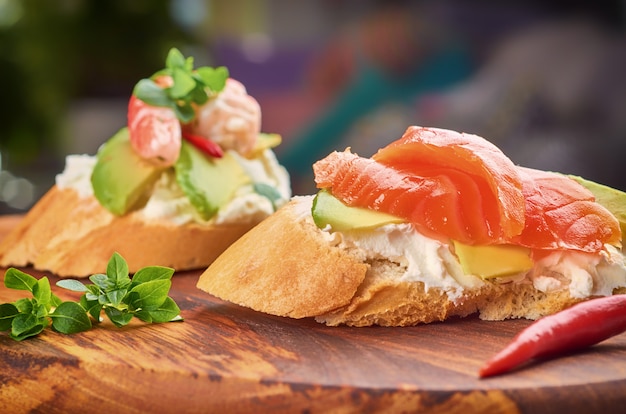 Snacks con camarones, pescado y aguacate.