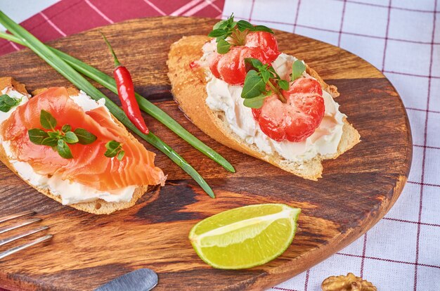 Snacks con camarones, pescado y aguacate.