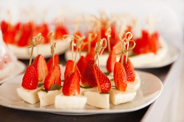 Foto snacks de canape con fresas y queso queso con fresas en pinchos canape para las vacaciones