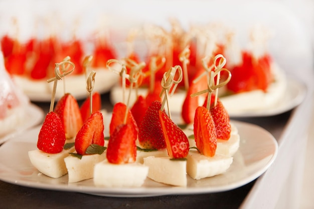 Snacks de canape con fresas y queso Queso con fresas en pinchos Canape para las vacaciones