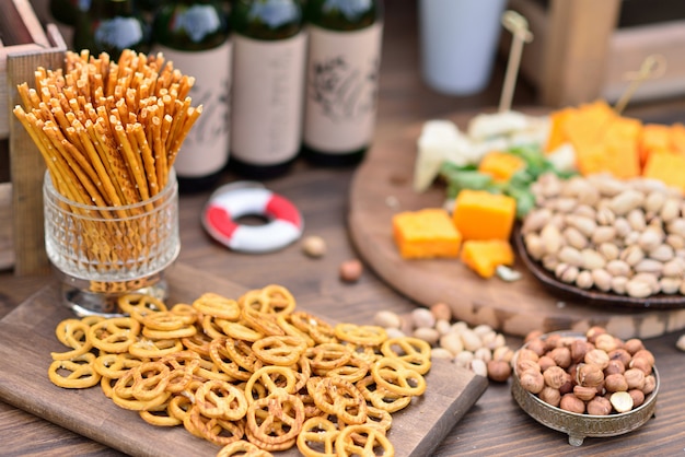 Snacks, cerveza y queso.