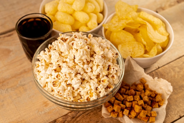 Snacks der hohen Ansicht mit hölzernem Hintergrund