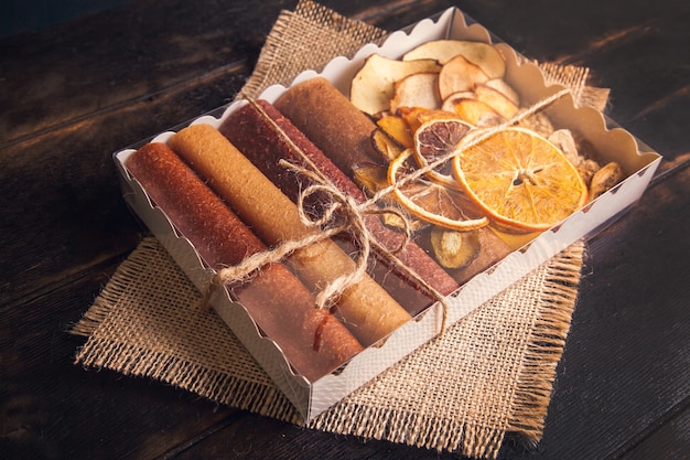 Snacks de frutas dulces en una caja de regalo: pastillas y frutos secos.