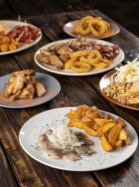 Snacks für Bier aus Fisch und Fleisch auf einem Holztisch