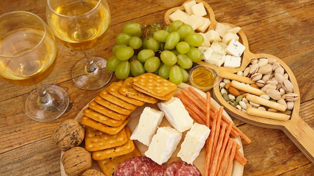 Snacks für Wein Käse- und Fleischplatte Würstchen Käse Nüsse Trauben Cracker