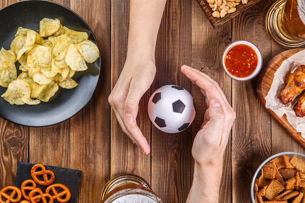 Snacks, Hände mit Fußball