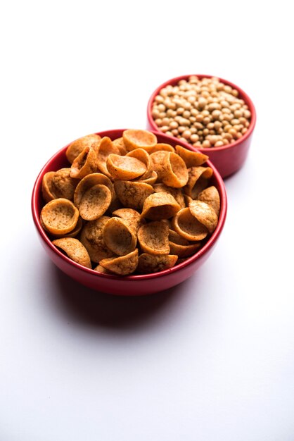 Snacks High Protein Soya Katori da Índia, servidos em uma tigela com soja crua, foco seletivo